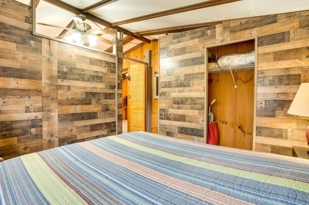 Peaceful Warne Cabin Fenced Yard And Screened Porch Brasstown Exterior photo